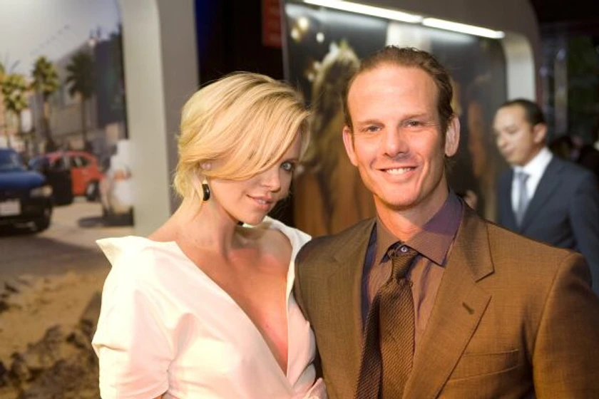Charlize Theron y Peter Berg en hancock (Premiere Paris (Junio 2008))