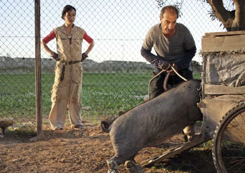 Sasson Gabai y Myriam Tekaïa en un-cerdo-en-gaza