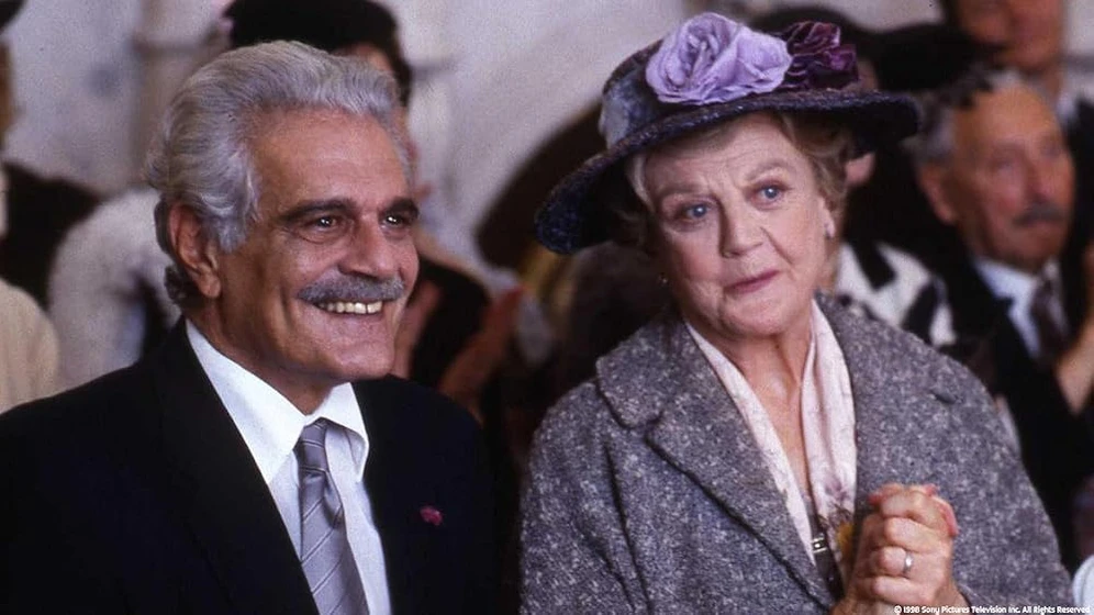 Omar Sharif y Angela Lansbury en la-senora-harris-va-a-paris