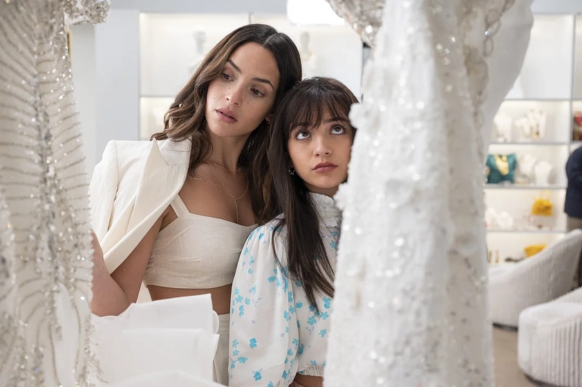 Adria Arjona y Isabela Moner en El Padre de la Novia
