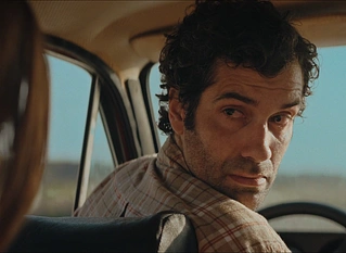 Lo peor de los años 80 se viven en "Caminando con el Diablo", estreno en Marzo