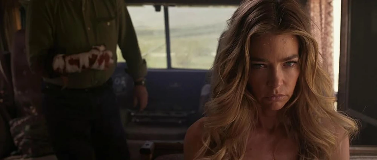Denise Richards en la-caravana-del-mal
