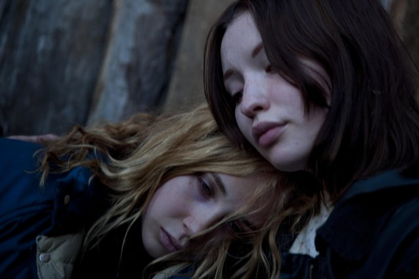 Emily Browning y Juno Temple en Magic Magic