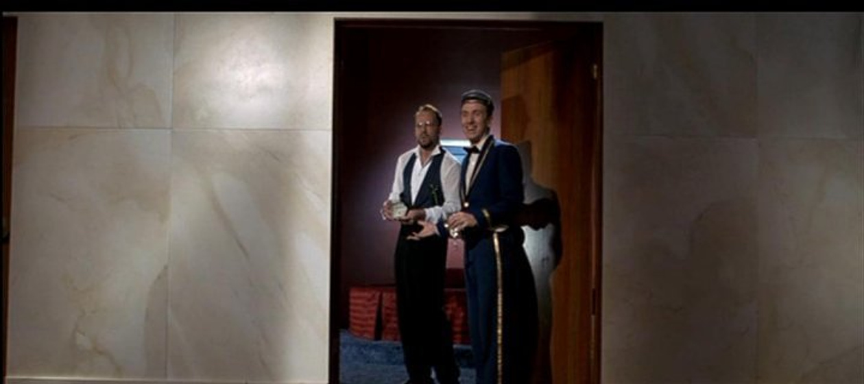 Bruce Willis y Tim Roth en Four Rooms