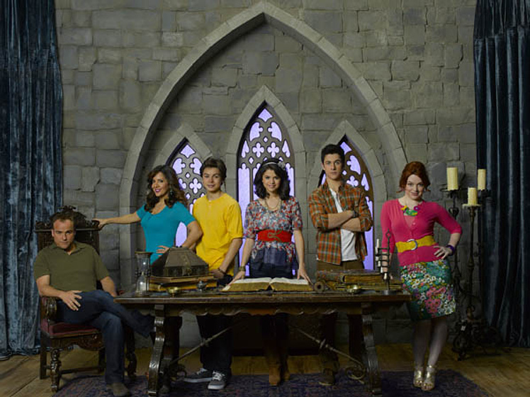 Jake T. Austin, David DeLuise, Maria Canals-Barrera, Selena Gomez, David Henrie y Jennifer Stone en Los magos de Waverly Place