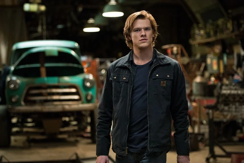 Lucas Till en monster-trucks