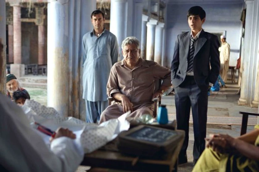 Om Puri y Aqib Khan en occidente-es-occidente