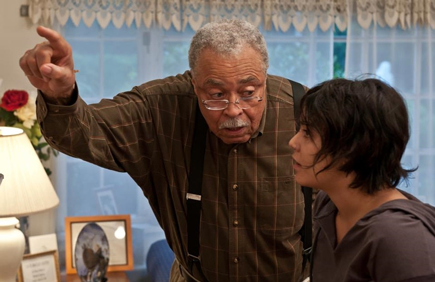 James Earl Jones y Vanessa Hudgens en Gimme Shelter