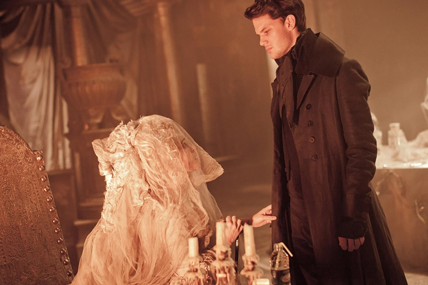 Helena Bonham Carter y Jeremy Irvine en Grandes Esperanzas