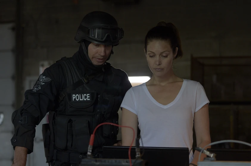 Alaina Huffman y Damon Runyan en la-negociadora