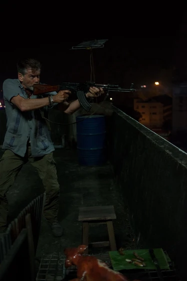 Pierce Brosnan en golpe-de-estado