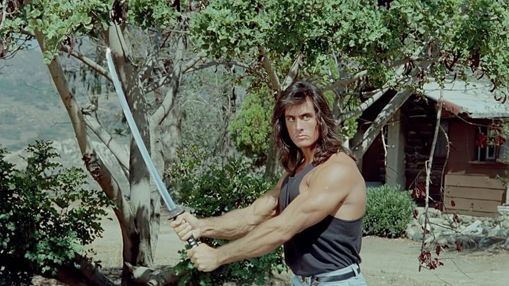 Mathew Karedas en samurai-cop