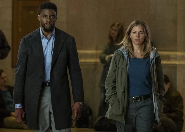 Sienna Miller y Chadwick Boseman en manhattan-sin-salida