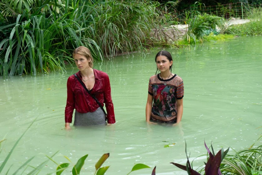 Emily Bett Rickards y Lumi Pollack en emma-y-el-jaguar-negro