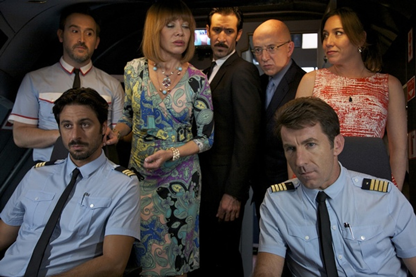 Javier Cámara [I], Lola Dueñas, Cecilia Roth, José Luis Torrijo, José María Yazpik, Antonio de la Torre y Hugo Silva en Los Amantes Pasajeros