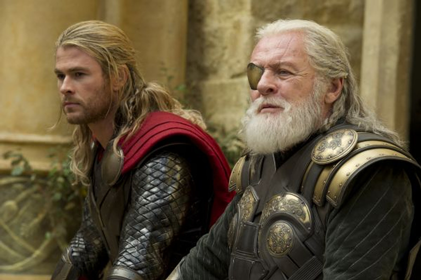 Anthony Hopkins y Chris Hemsworth en Thor. El Mundo Oscuro