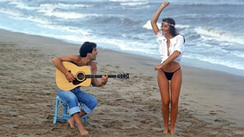 still of movie La Playa del Amor