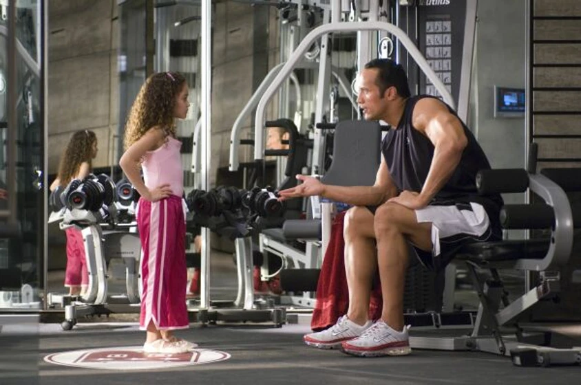 Dwayne Johnson y Madison Pettis en papa-por-sorpresa