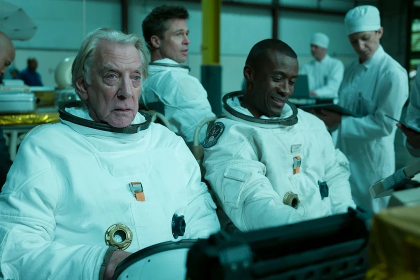 Brad Pitt, Donald Sutherland y Sean Blakemore en ad-astra