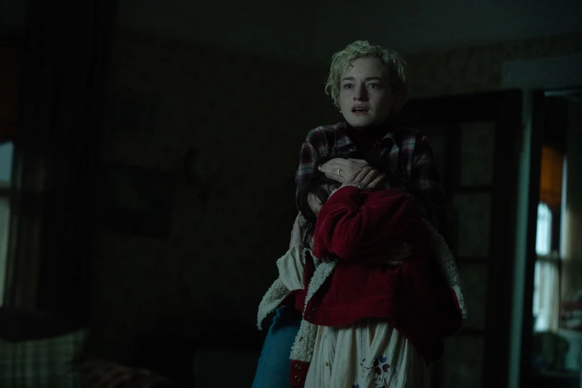 Julia Garner y Matilda Firth en hombre-lobo