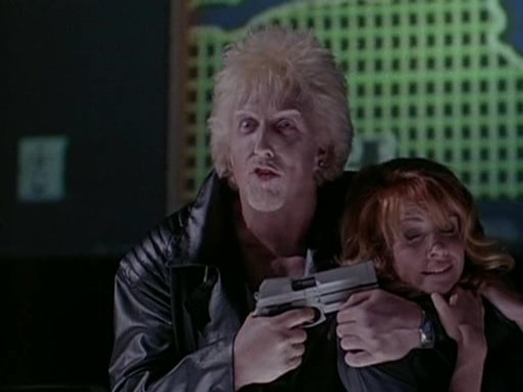 Brion James y Suki Kaiser en Cyberjack