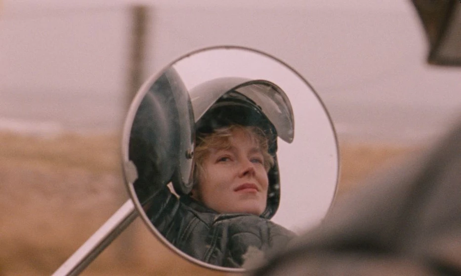 Rosy McEwen en blue-jean