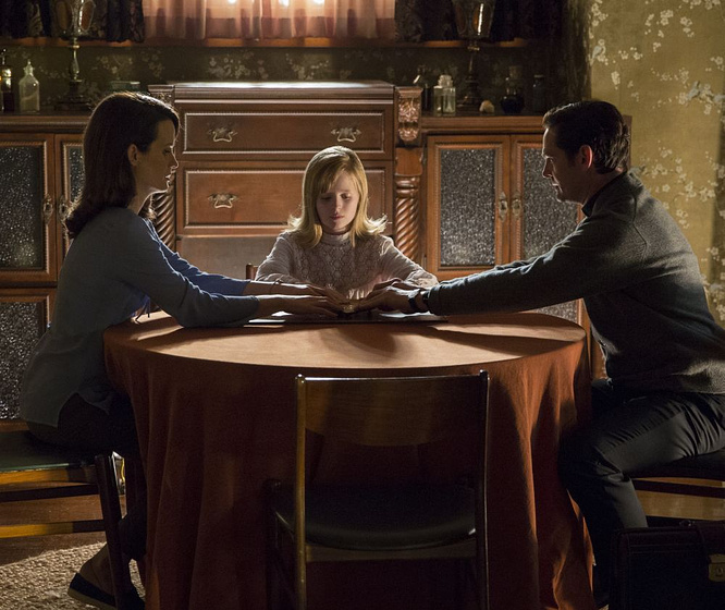 Henry Thomas, Elizabeth Reaser y Lulu Wilson en Ouija: El Origen del mal