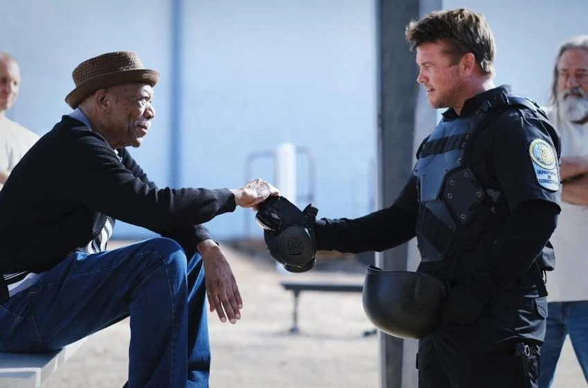 Morgan Freeman y Luke Hemsworth en furia-gunner