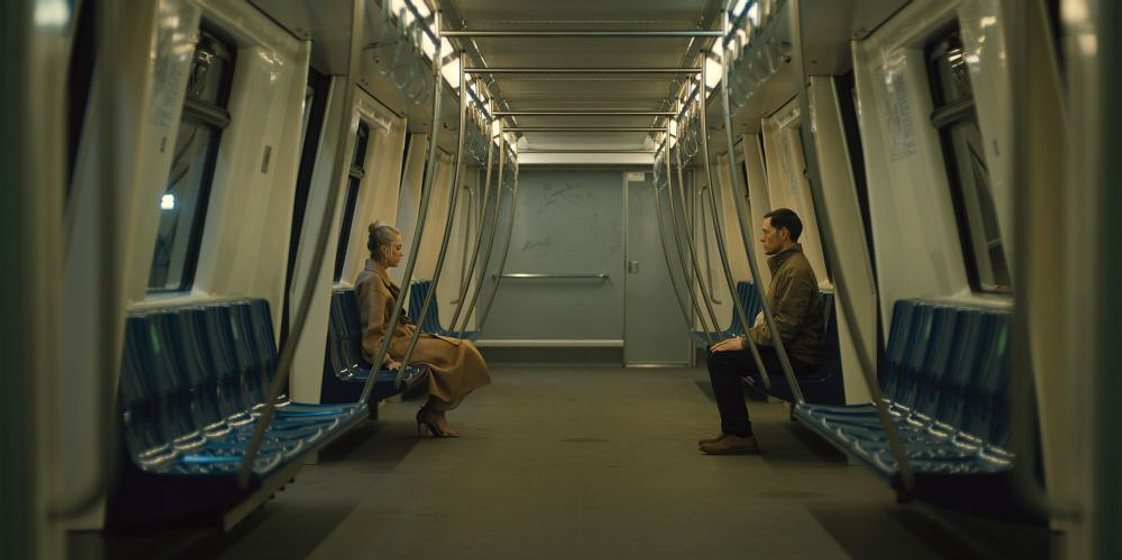 Burn Gorman y Maika Monroe en El Extraño