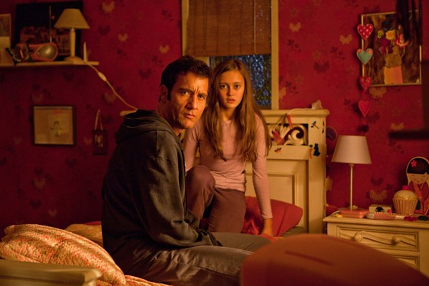 Clive Owen y Ella Purnell en Intruders