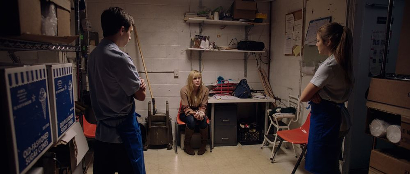 Keir Gilchrist y Maika Monroe en It Follows