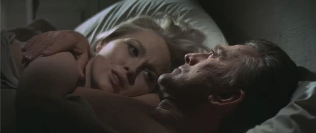 Faye Dunaway y Kirk Douglas en el-compromiso-1969