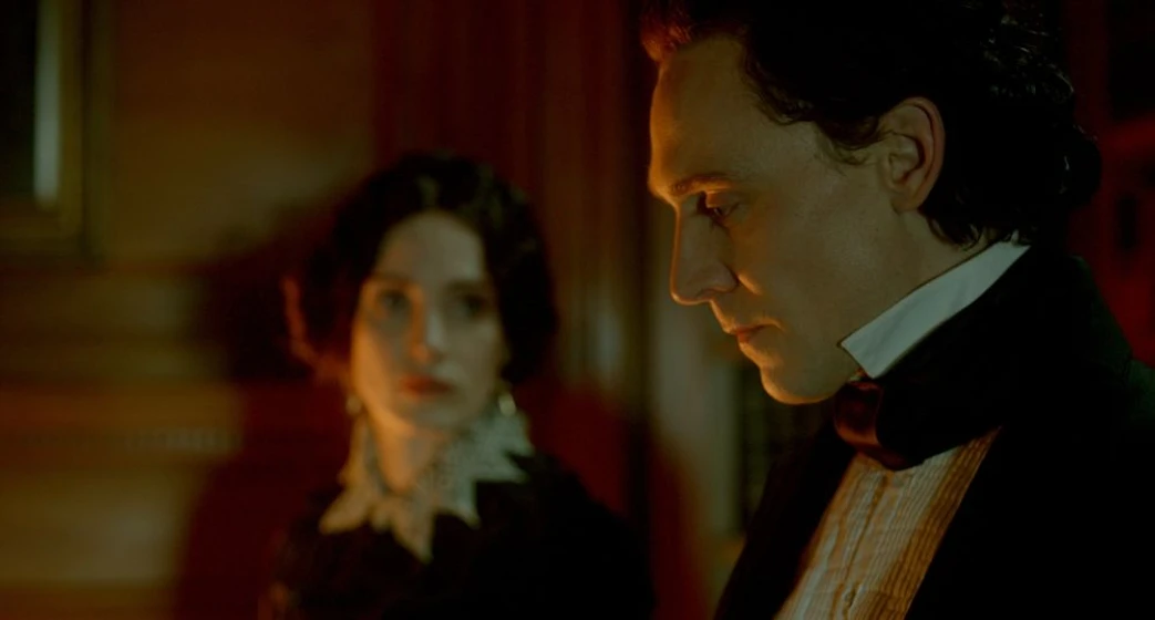 Tom Hiddleston en La Cumbre Escarlata