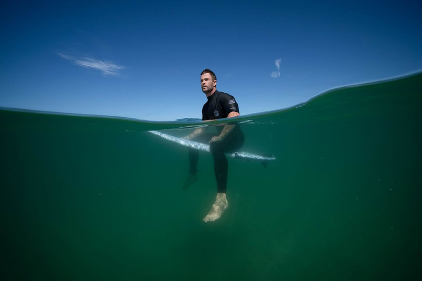 Chris Hemsworth en Playa de Tiburones con Chris Hemsworth