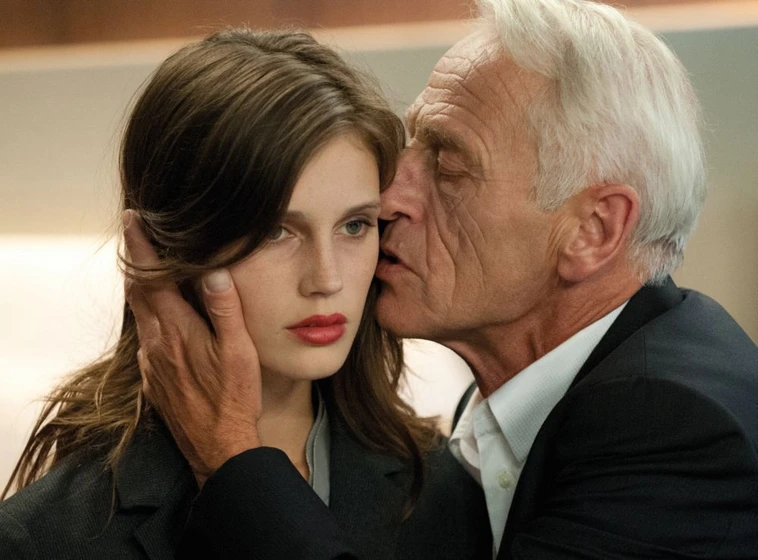 Johan Leysen y Marine Vacth en joven-y-bonita