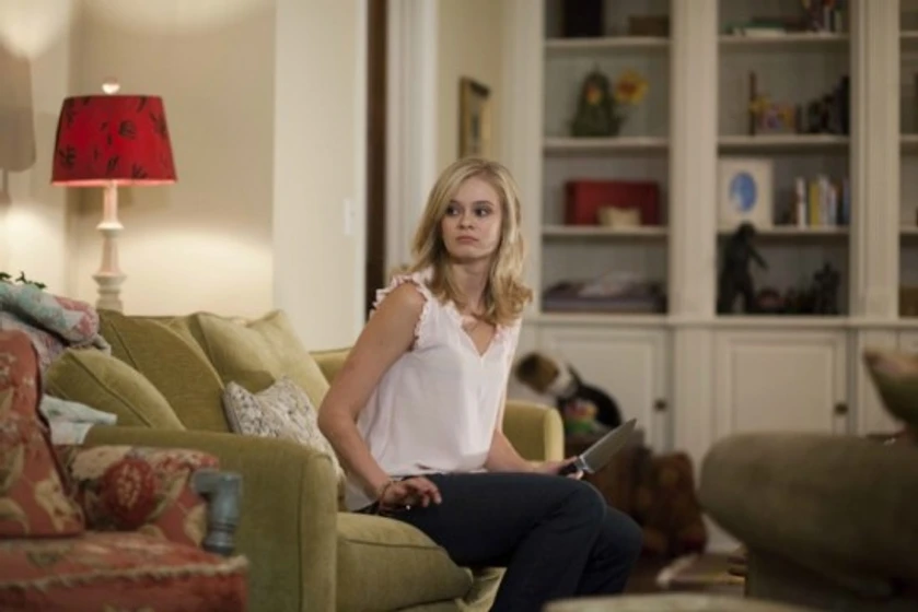 Sara Paxton en La Asesina de los Ojos Azules