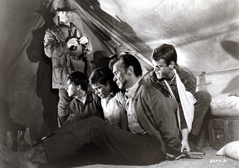 Barry Sullivan, Glenn Corbett, Andrew Prine y Rex Holman en tierra-salvaje-1969