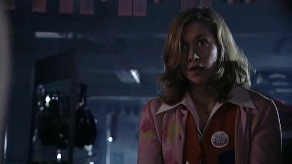 Branka Katic en strawberry-in-the-supermarket