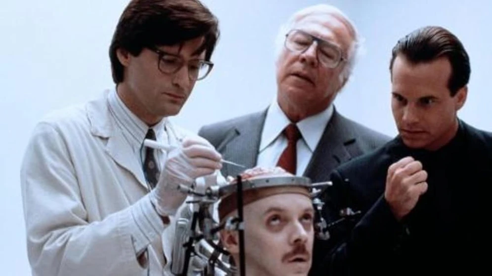 Bill Paxton, George Kennedy, Bill Pullman y Bud Cort en en-la-piel-del-asesino