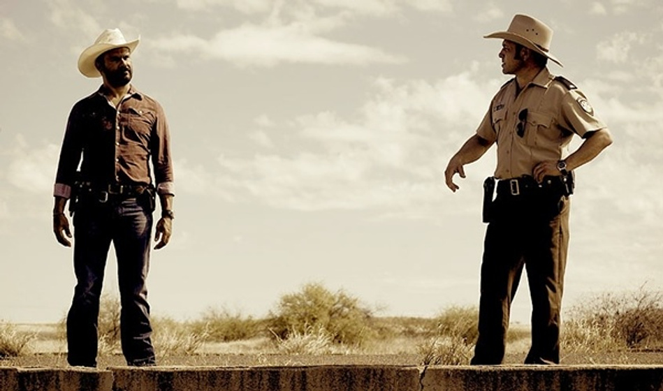 Robert Mammone y Aaron Pedersen en Mystery Road