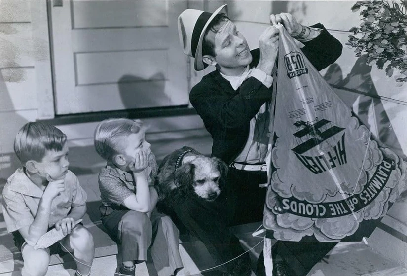 Arthur Lake, Larry Simms, Daisy y Danny Mummert en blondie-has-servant-trouble