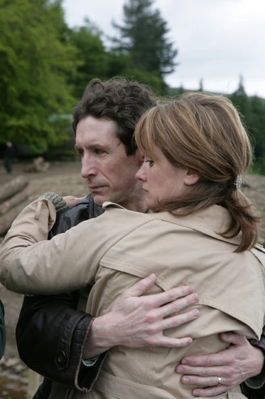 Paul McGann y Sarah Parish en unidos-por-la-sospecha