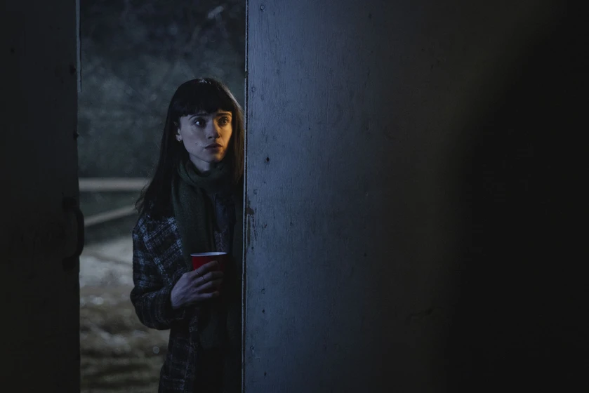 Natalia Dyer en juega-o-muere