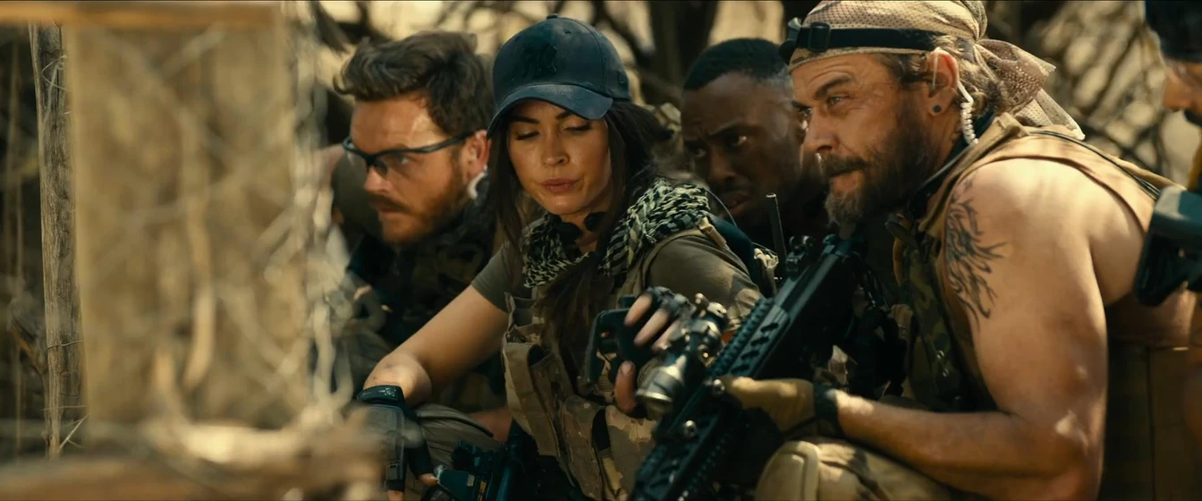 Megan Fox y Brandon Auret en la-mercenaria