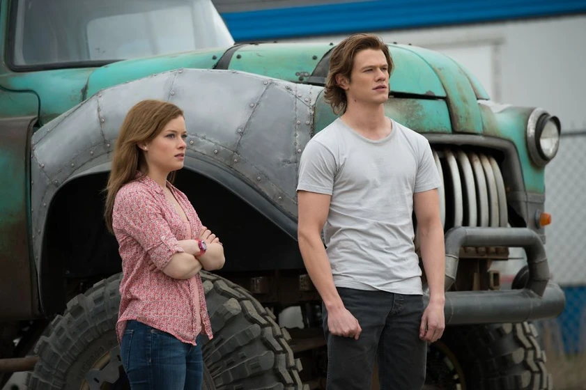 Lucas Till y Jane Levy en monster-trucks