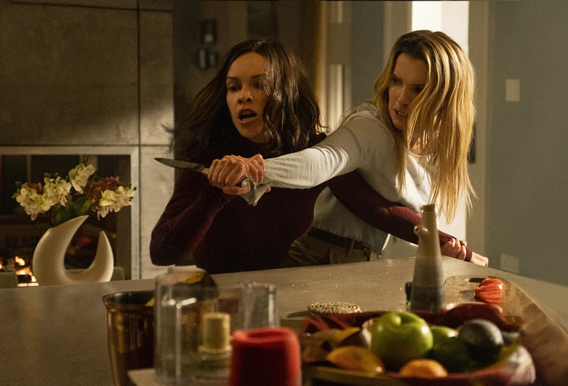 Hilary Swank y Betty Gilpin en La Caza