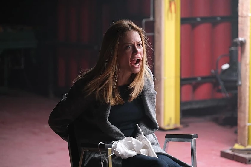 Claire Coffee en presa-de-un-engano