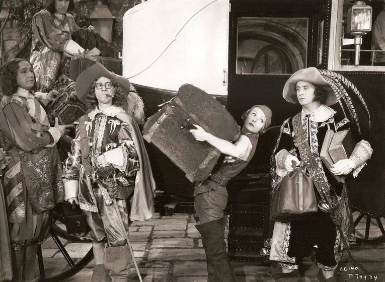 Robert Greig, Henry Sedley, Charlie Hall, Robert Woolsey, Bert Wheeler y Dorothy Lee en caballeros-de-capa-y-espada