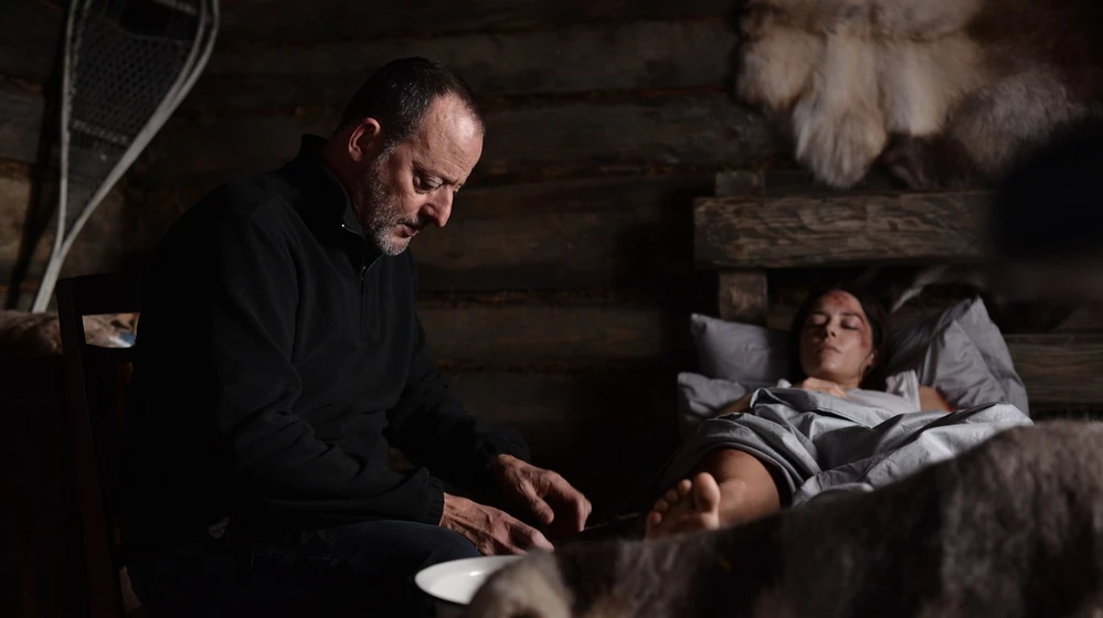 Jean Reno y Sarah Lind en a-sangre-fria-2019