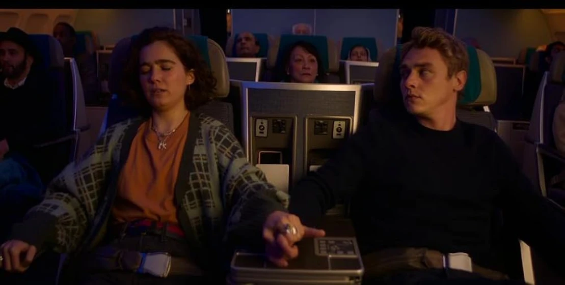 Haley Lu Richardson y Ben Hardy en la-probabilidad-estadistica-del-amor-a-primera-vista